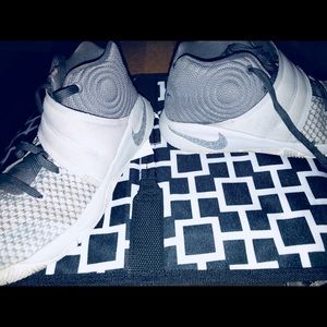 Nike kyrie kids kicks